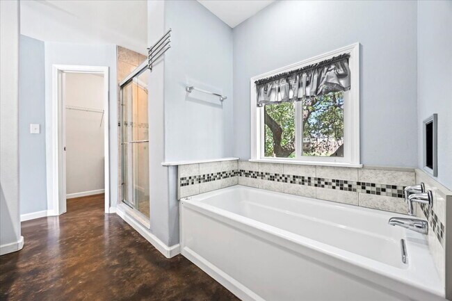 Building Photo - Beautiful 2 Bedroom, 2 Bath Home in Guard-...