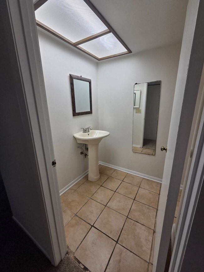 Building Photo - Temple Terrace Condo