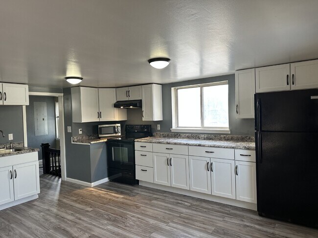 Building Photo - Enjoy an open floor plan in a prime location next to the bus line.