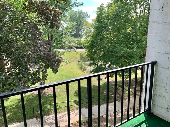 Building Photo - 450 Plum Creek Dr