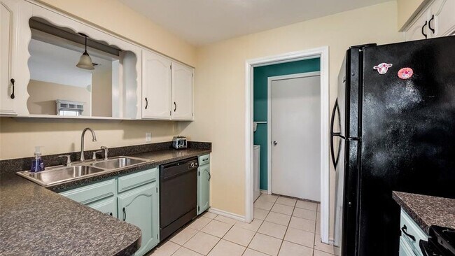 Building Photo - 617 Main St