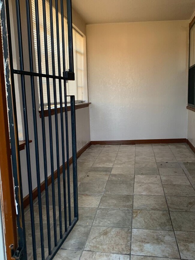 Building Photo - Two Bedroom Home Close to Medical Center