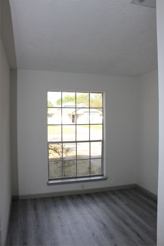 Building Photo - 9211 Golden Meadow Dr