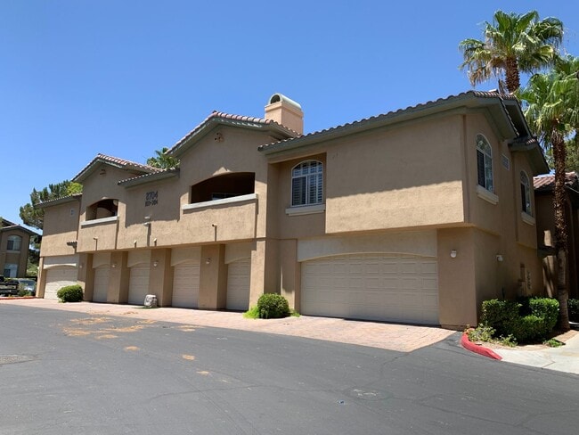 Building Photo - 2 Bedroom Condo In Guard Gated Summerlin C...
