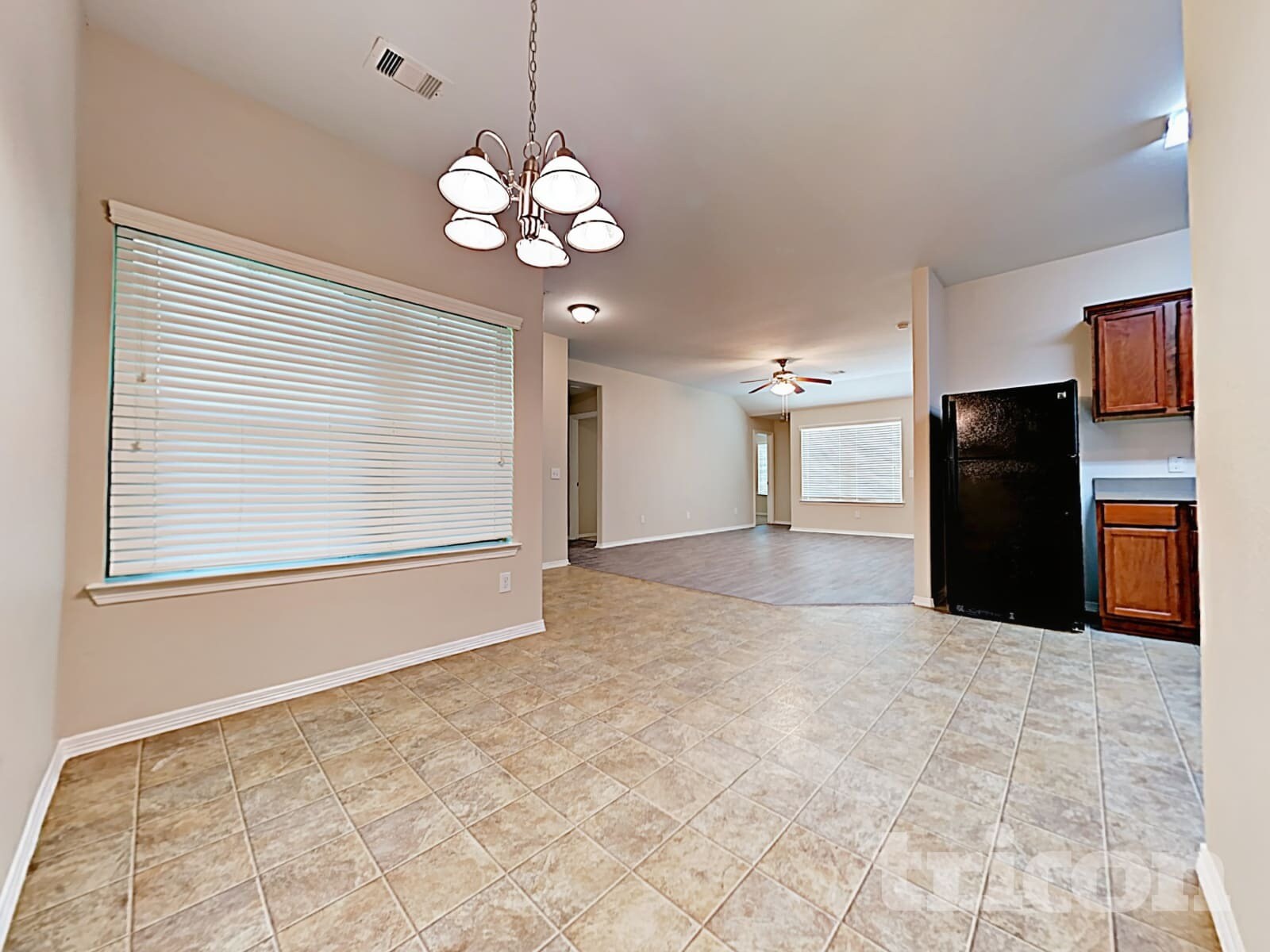 Building Photo - 110 N Golden Oak Dr