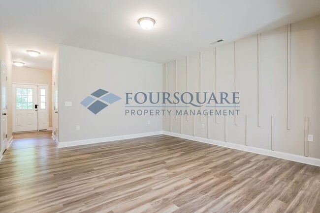 Building Photo - Townhome | Back Patio with Privacy Fence |...