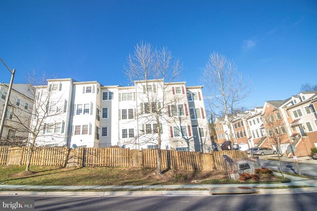 Building Photo - Grand House close to Huntington Metro