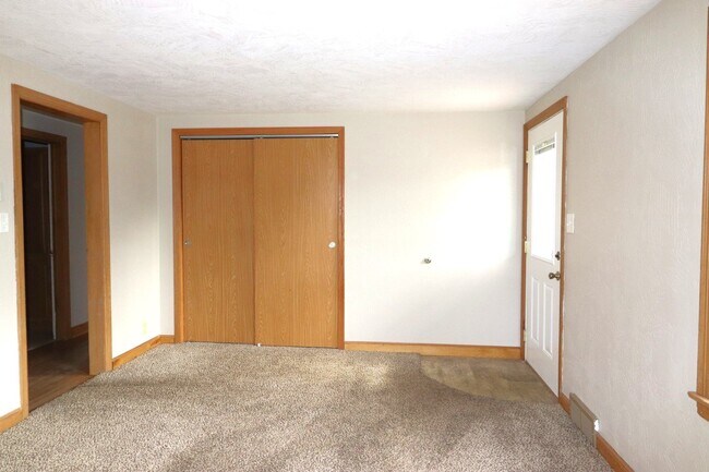 Building Photo - Refurbished 4-Bedroom Home