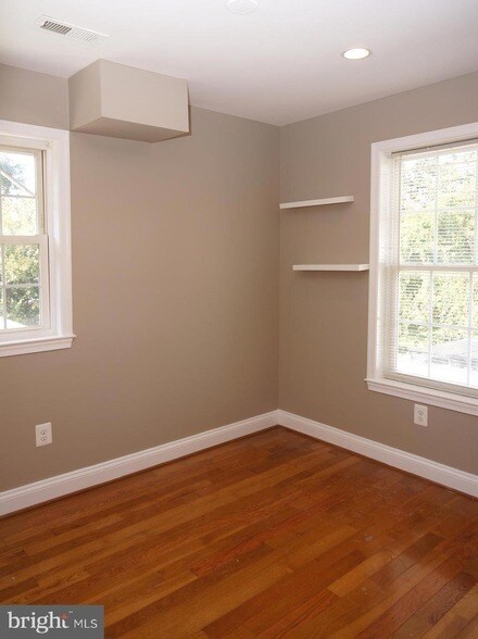 Building Photo - 923 Lewis Ave