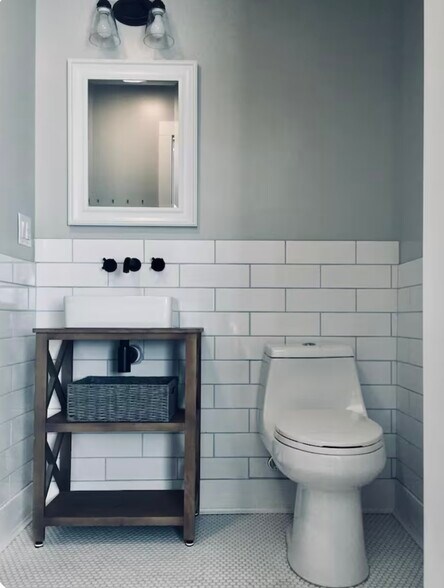 En Suite Full Bathroom - 15247 Fairoaks Ln