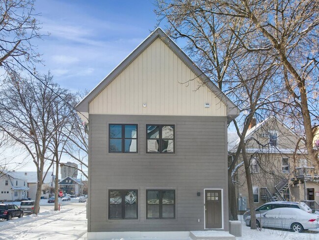 Building Photo - Spacious Brand New 8 Bed + 4 Bath near U of M!