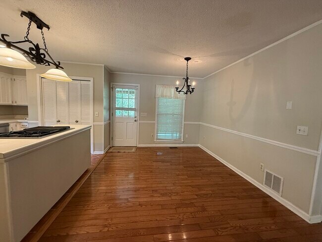 Building Photo - 5556 Hunters Hill Rd