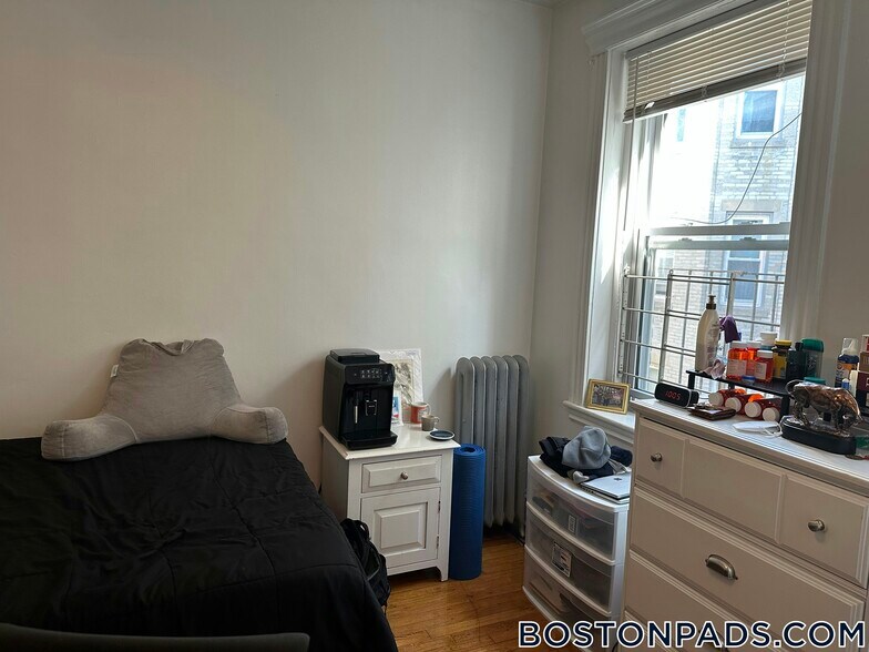 Building Photo - 149 Park Dr