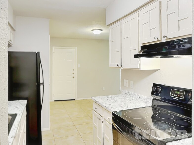 Building Photo - 1555 Willowbrook St