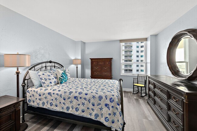 Building Photo - Spacious Oceanfront Condo