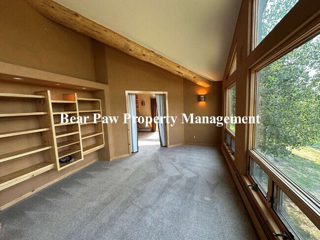 Building Photo - Mountain Retreat!!
