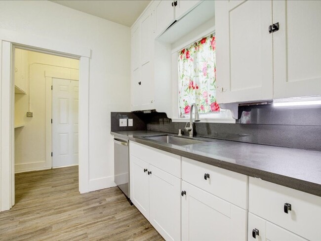 Building Photo - Cozy & Stylish 2-Bedroom Home with Spacious Backyard!  WATER, TRASH AND SEWER INCLUDED!!!!!