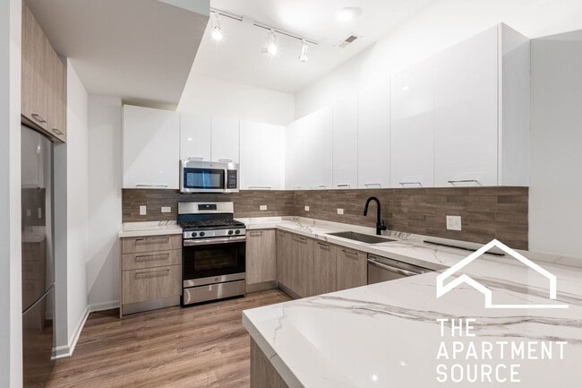 Building Photo - Spacious South Loop 2Bed/2Bath feat. Updated Kitchen & Large Patio!