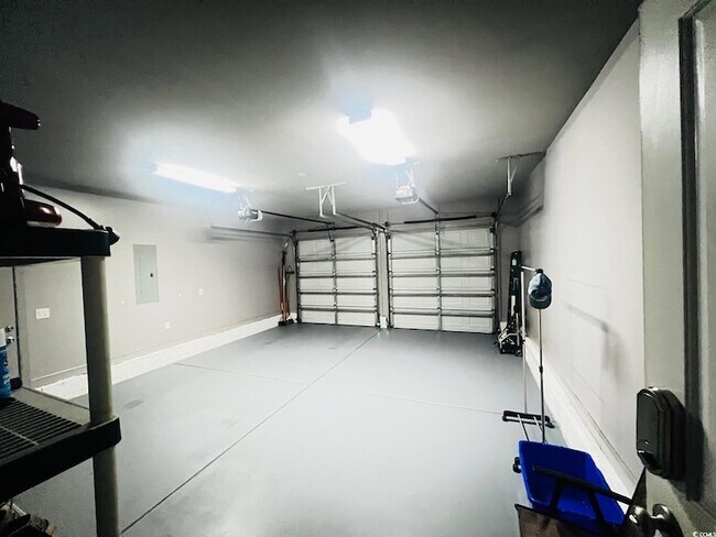 Building Photo - 584 Summerhill Dr