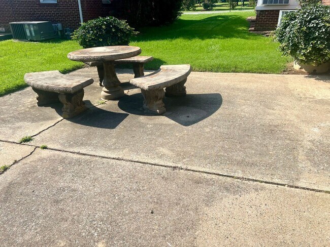 Building Photo - Two bedroom, 1 bath house in Graham-Coming...