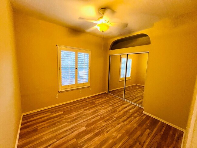 Building Photo - Stunning 4 bedroom, 3 bath home in West El...