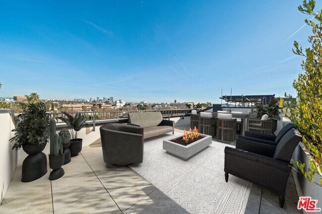 Building Photo - 160 N La Peer Dr