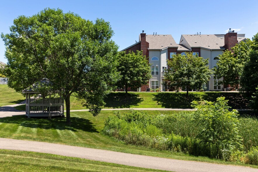 Tealwood Apartment Homes 9900 Briar Rd Bloomington MN 55437 Apartment Finder