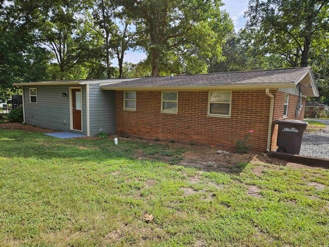 Building Photo - Fully Furnished, Beautiful Decor - 3BR / 1BA