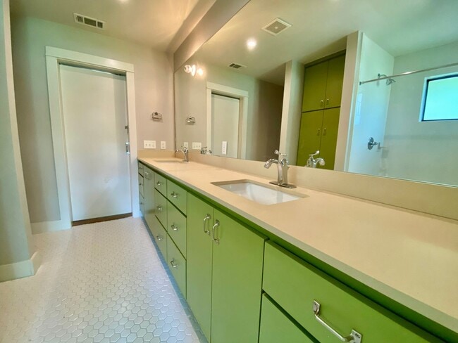 Building Photo - Charming 4 Bedrooms, 3 Bathrooms Home in Allandale!!!!