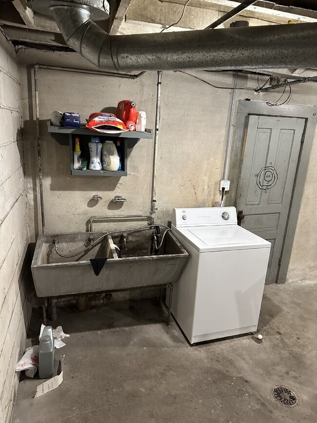 Building Photo - 3 bed 1 bath near UWEC!