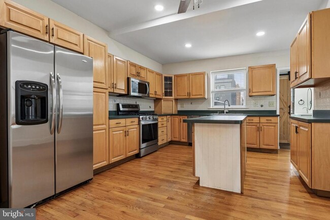 Building Photo - 441 Roxborough Ave