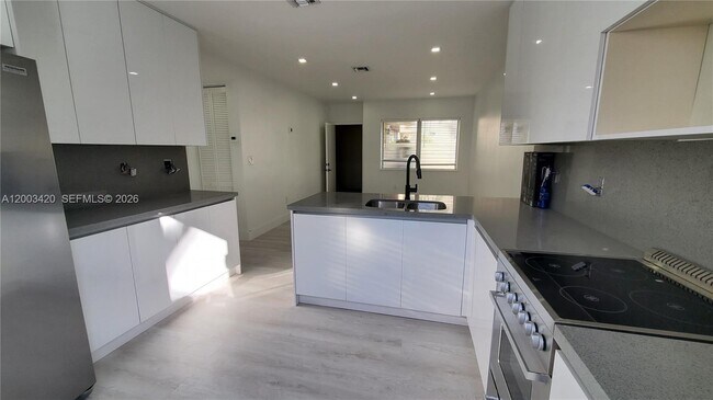 Building Photo - 215 Zamora Ave