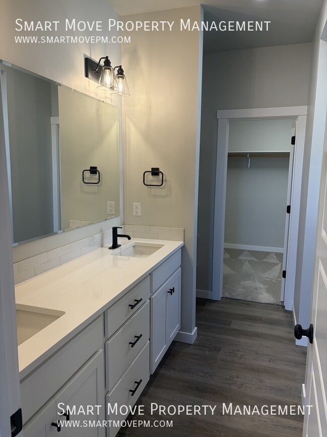 Building Photo - 10000 W La Jolla Dr