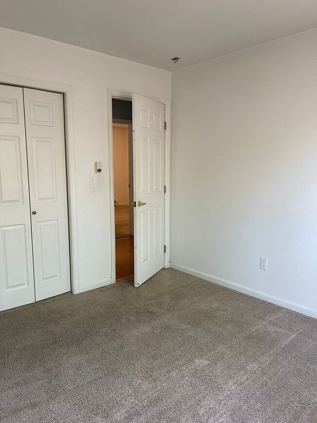 Building Photo - 3 Bedroom Home with Shop