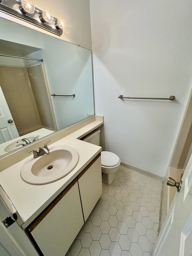 Building Photo - LYNNHAVEN SHORES - Starfish Condo