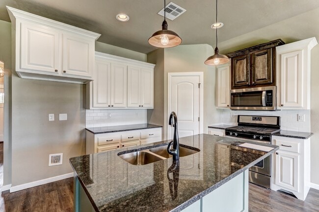 Building Photo - NEWER HOME IN MUSTANG SCHOOL DISTRICT AVAI...