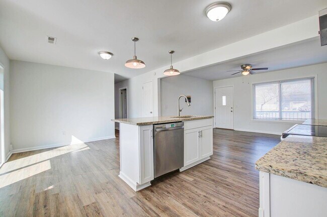 Building Photo - 605 Michigan Ct