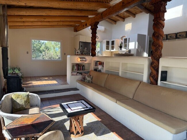 Building Photo - 15 Cielo Cumbre Rd