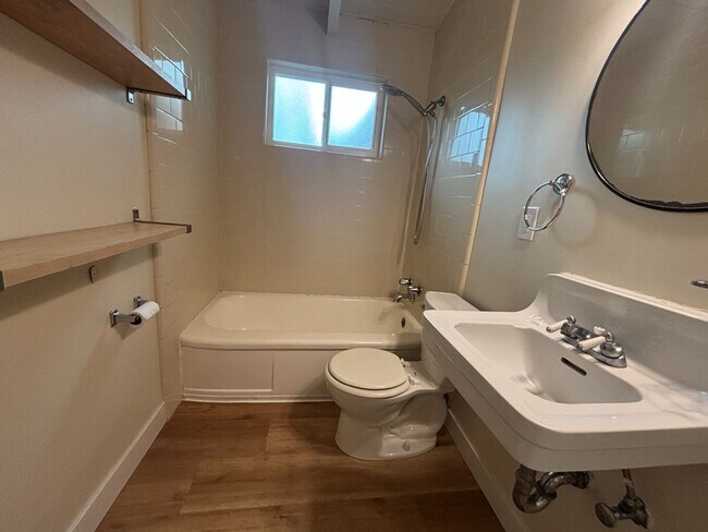 Building Photo - 3/1 in East Davis, New windows, new floors, new paint!