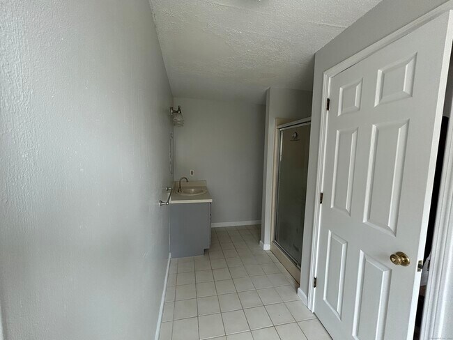Building Photo - 14 Normandy Dr