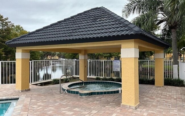 Building Photo - V425