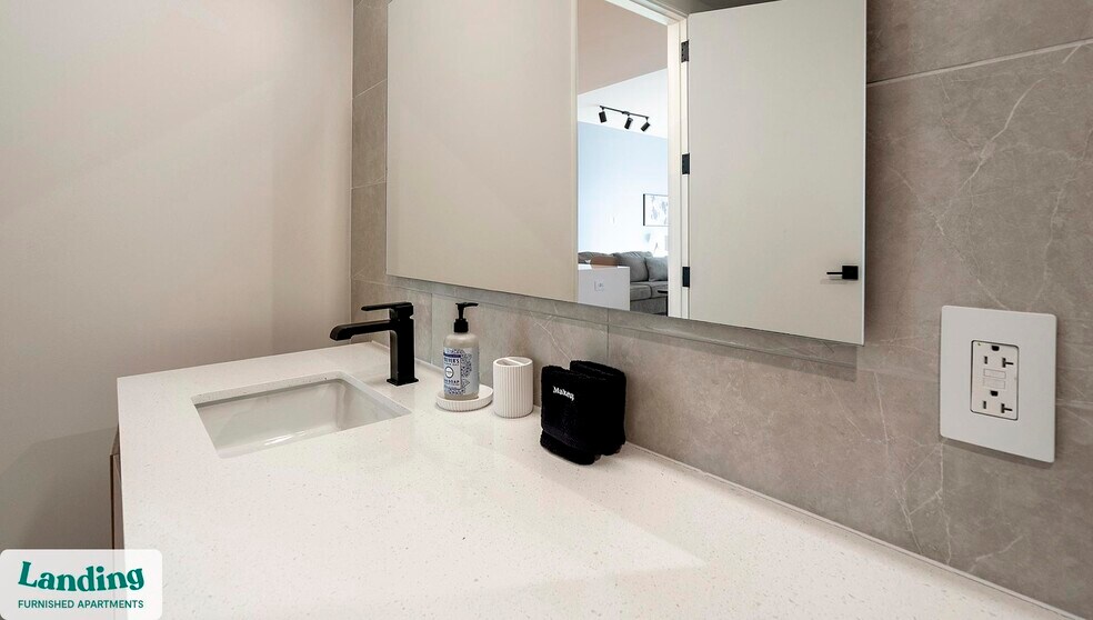 Building Photo - 143 E Commerce St