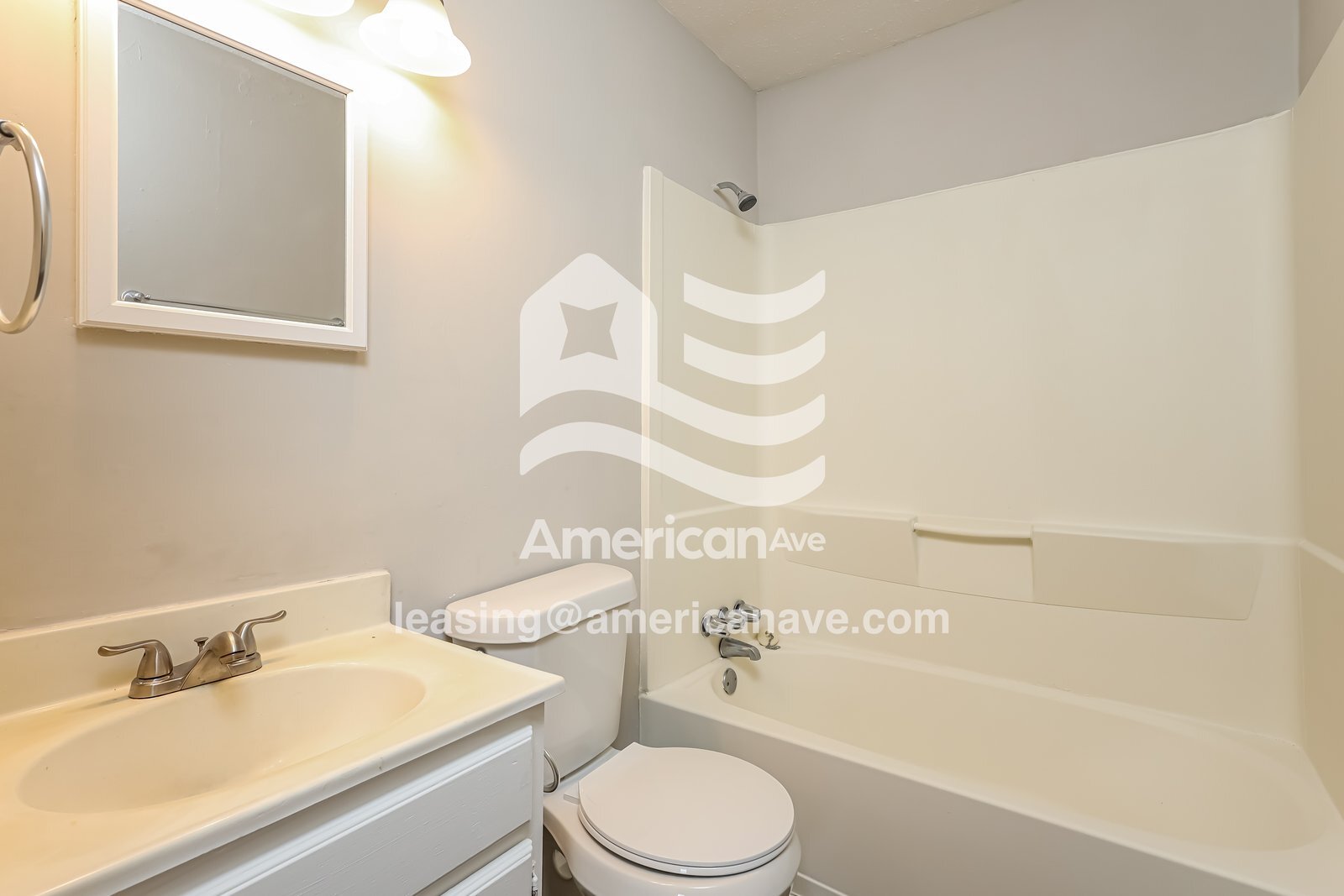 Building Photo - 915 Farwell Dr