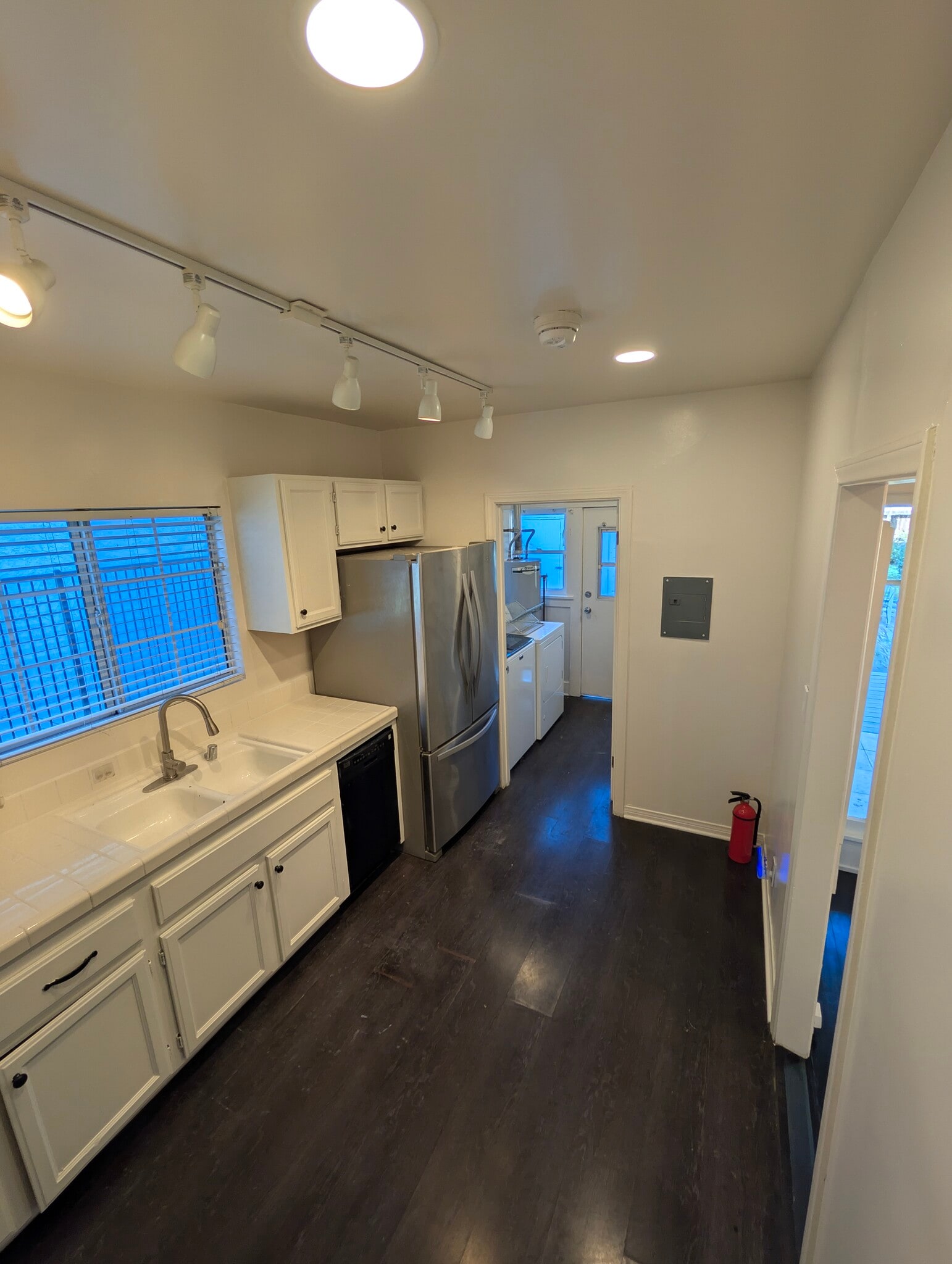 Building Photo - 849 N West Knoll Dr