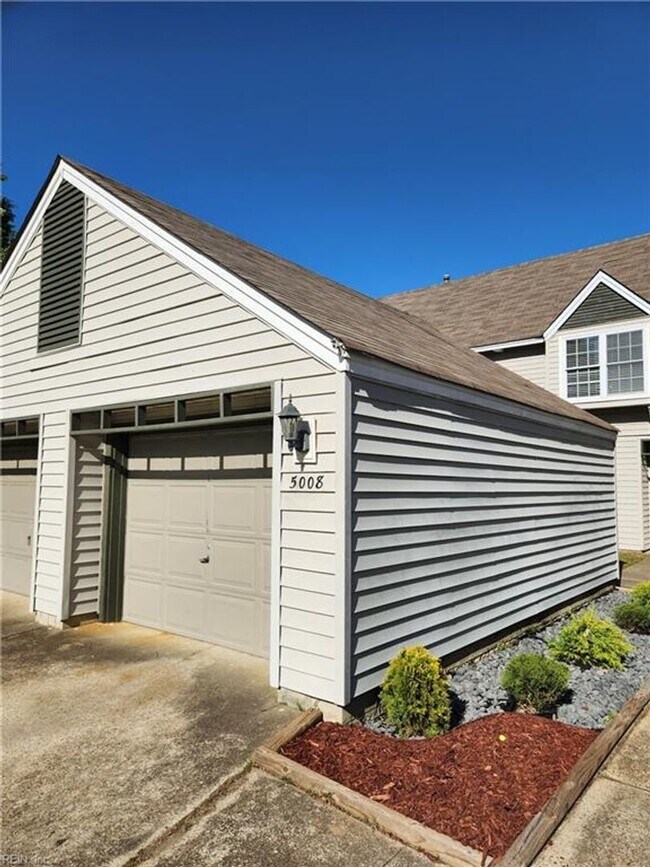 Building Photo - Newly Renovated Condo in Salem