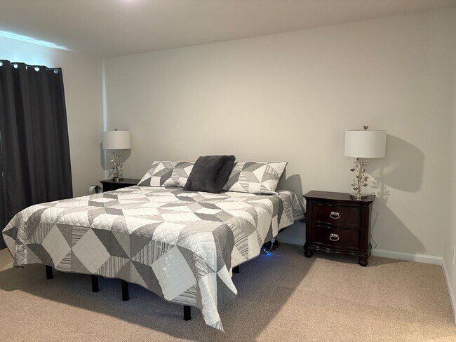 Building Photo - 4 Bedroom, 2 Bathroom House in Trinity!