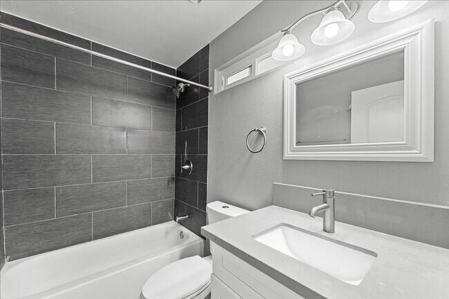 Building Photo - Beautiful One Bedroom Apartment In the Hea...
