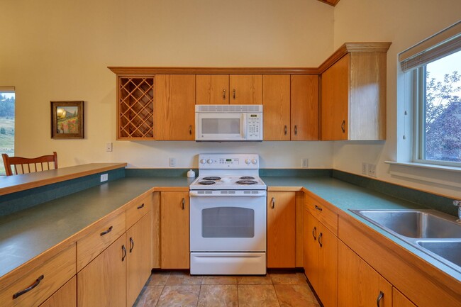 Building Photo - Immaculate 3 Bed, 3 Bath Furnished Condo i...