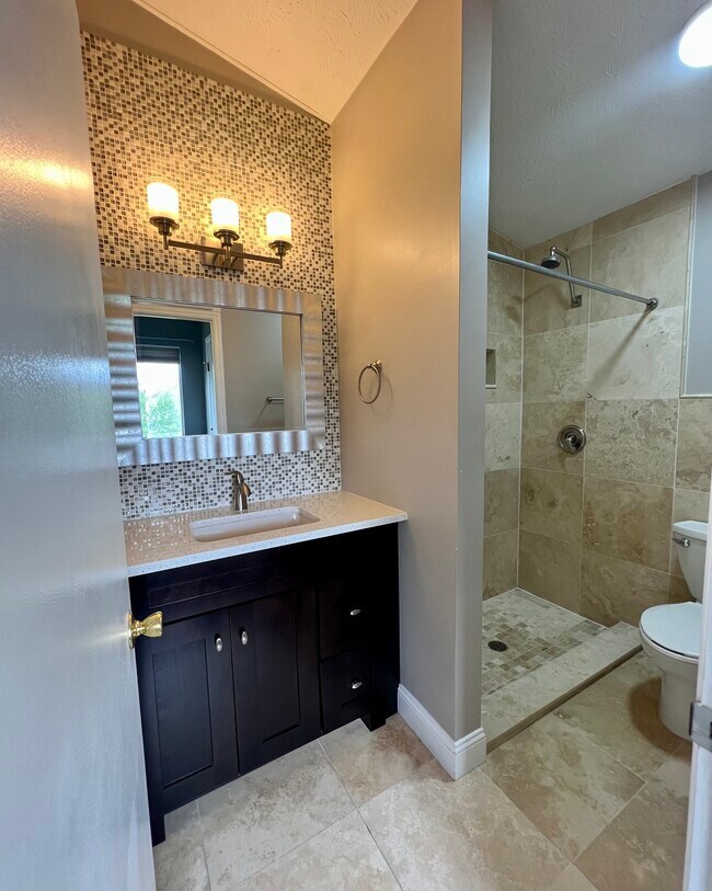 Building Photo - 8859 Eagleview Dr