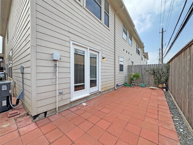 Building Photo - 6222 Skyline Dr